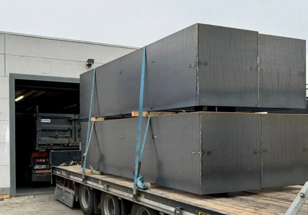 Vier grote rechthoekige cortenstalen bloembakken en plantenbakken op maat, geplaatst op een vrachtwagen voor transport