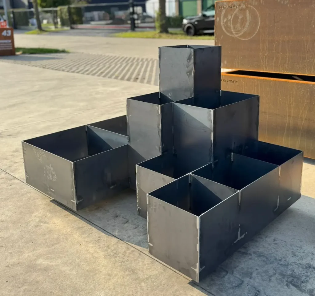 Cortenstalen plantenbak en bloembak met meerdere niveaus